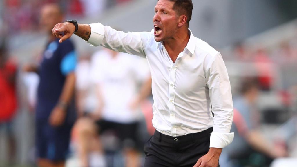 Simeone da instrucciones en la Audi Cup.