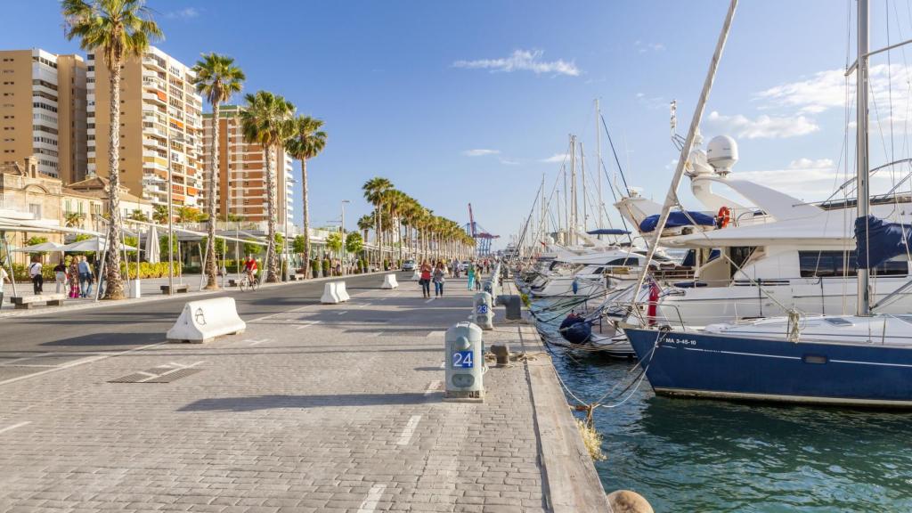 El paseo de Puerto Banús se encuentra justo al lado de la zona de amarre.