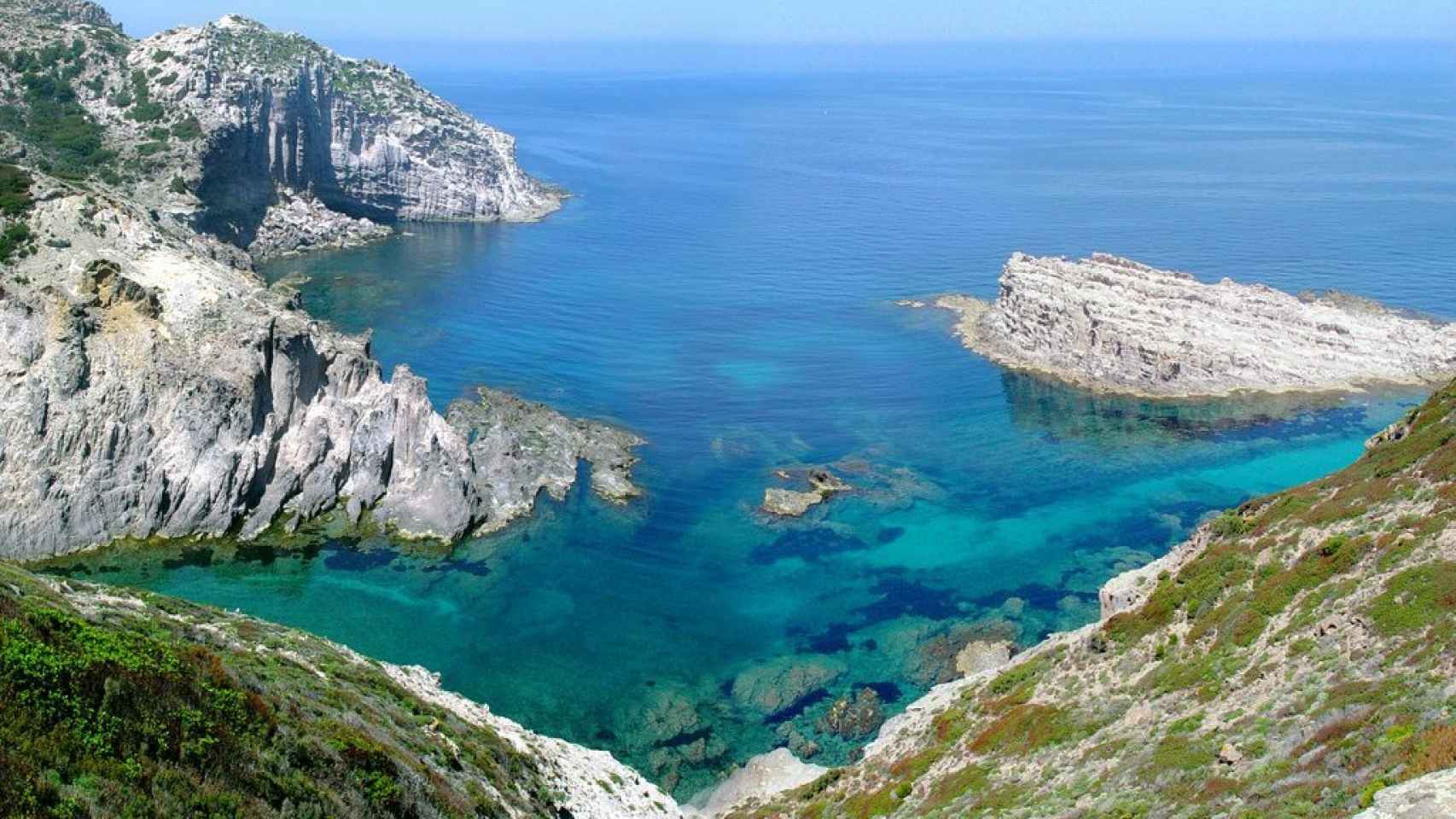 Cala Vinagra es una de las joyas que esconde la isla de San Pietro mar Mediterráneo.