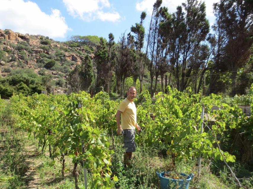 Francesco Arcuri en la huerta de la caseta.