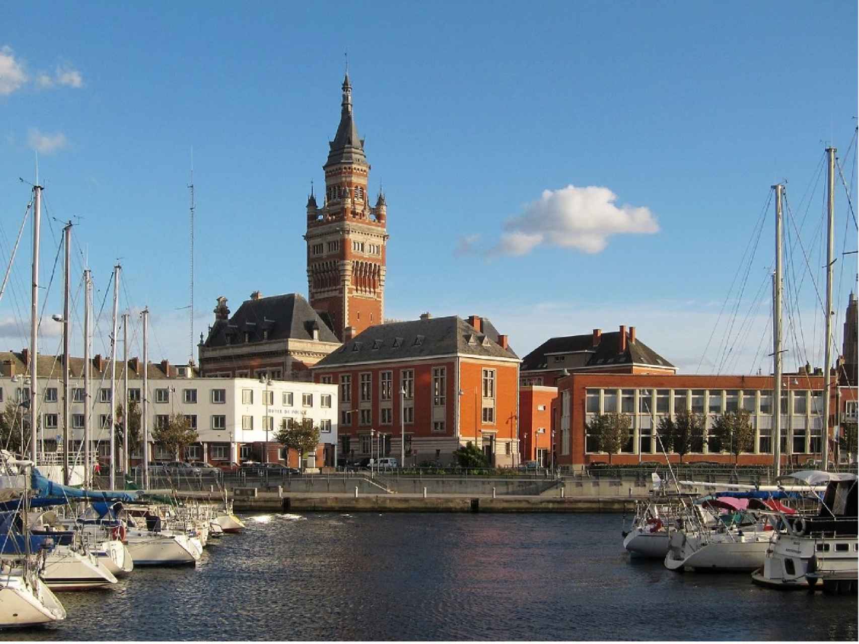 Dunkerque quedó prácticamente destruida tras los bombardeos; hoy mantiene una potente industria portuaria.