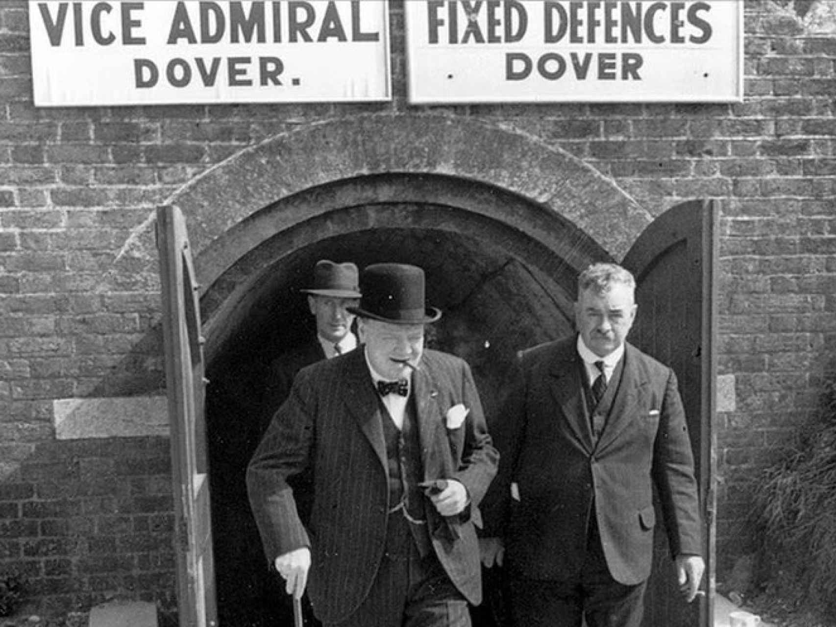 Winston Churchill y el alcalde de Dover, en los túneles en los que la población civil se protegía de los bombardeos nazis.