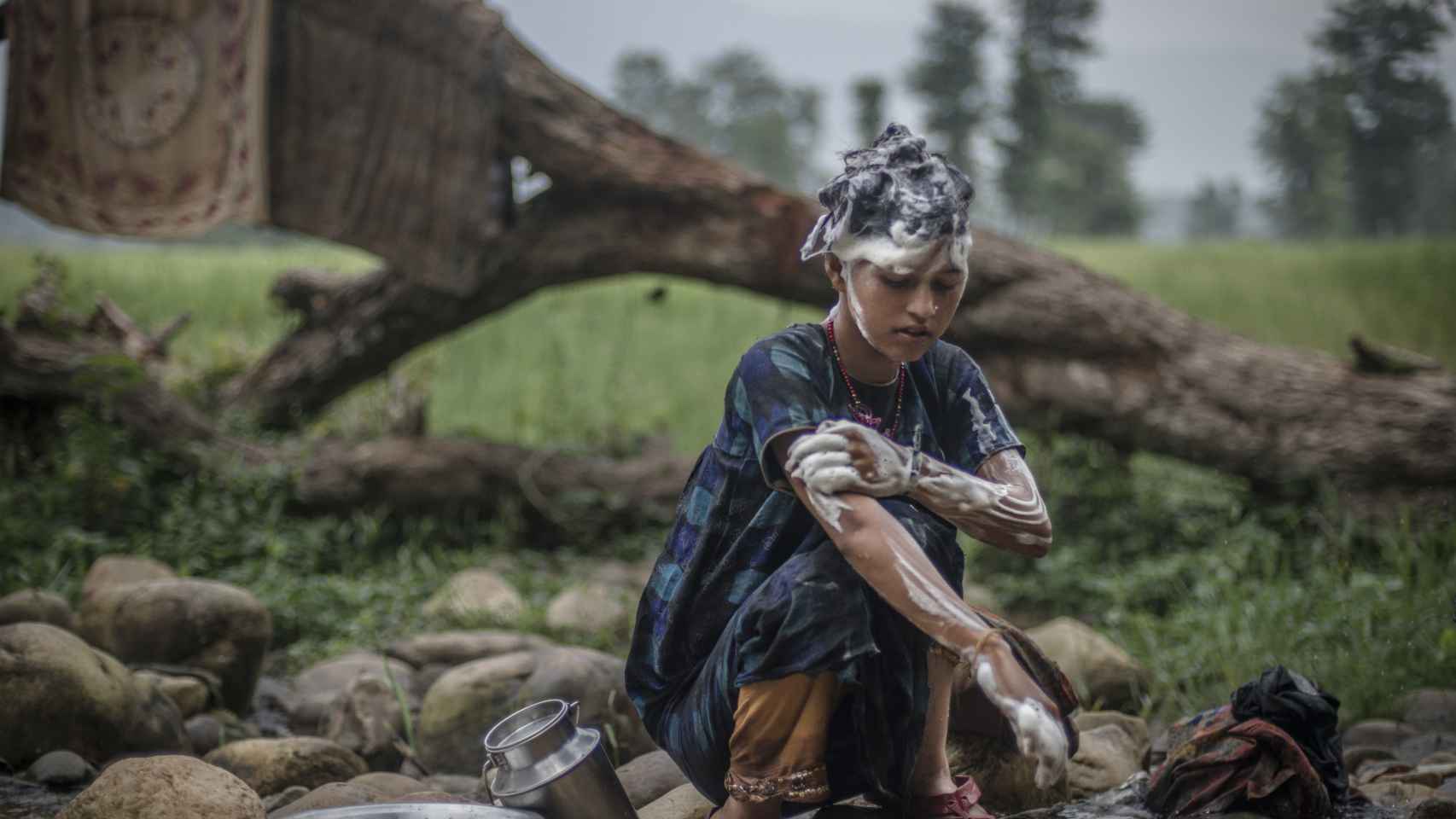 Mangu Bika, de 14 años, se lava en una charca separada donde las mujeres se ven obligadas a bañarse.