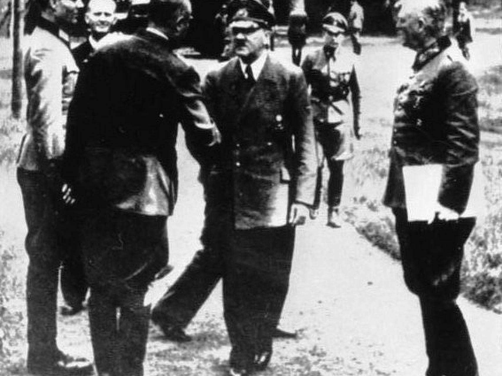 Hitler saluda a Stauffenberg, quien más tarde intentaría matarle.
