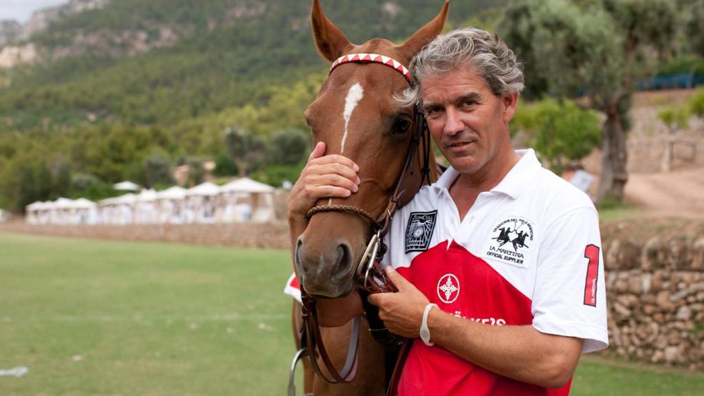 Christian Völkers, con uno de sus caballos.