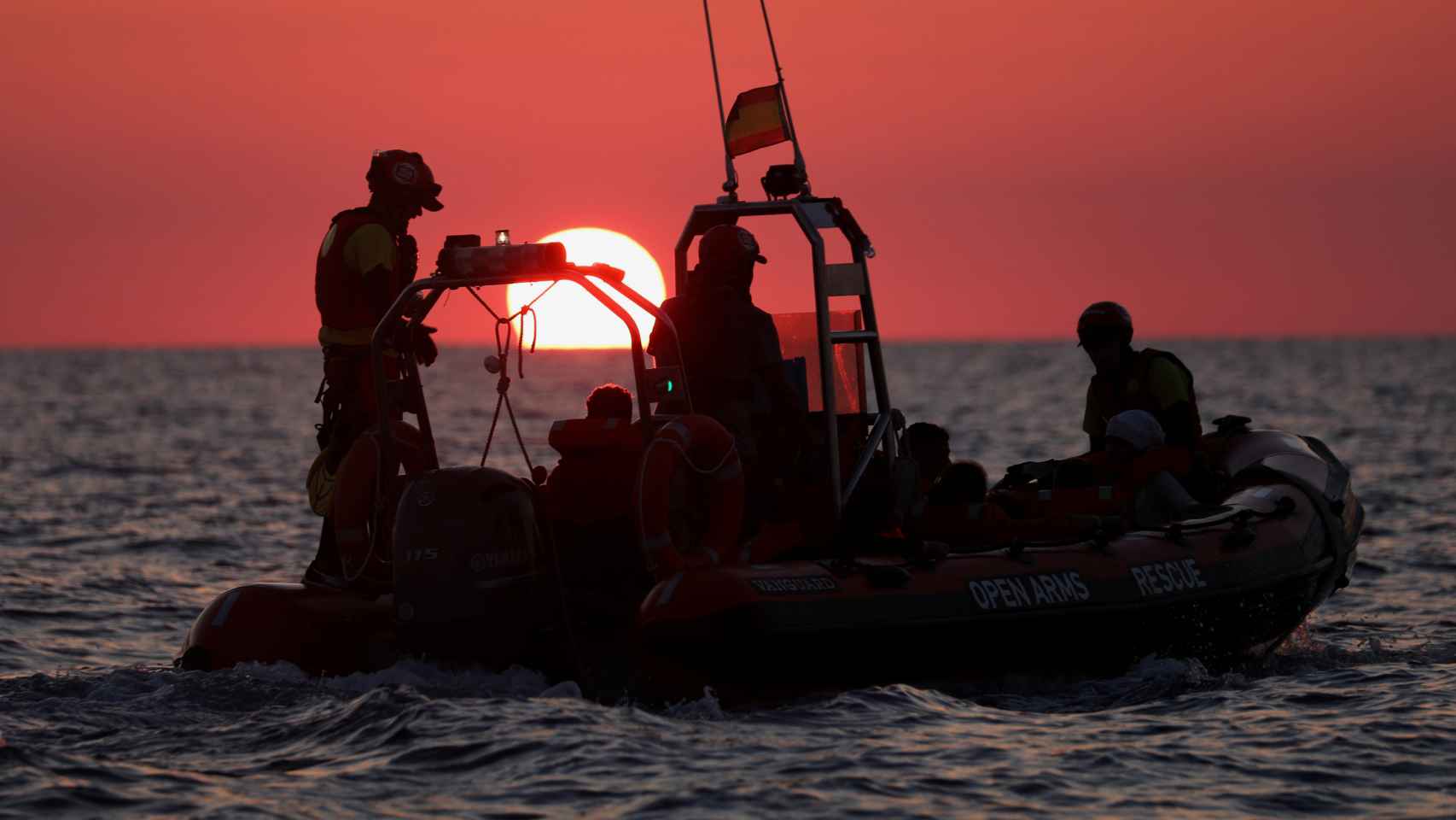 Un barco español patrulla por el Mediterráneo para rescatar inmigrantes.