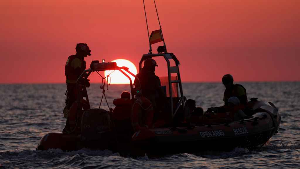 Un barco español patrulla por el Mediterráneo para rescatar inmigrantes.