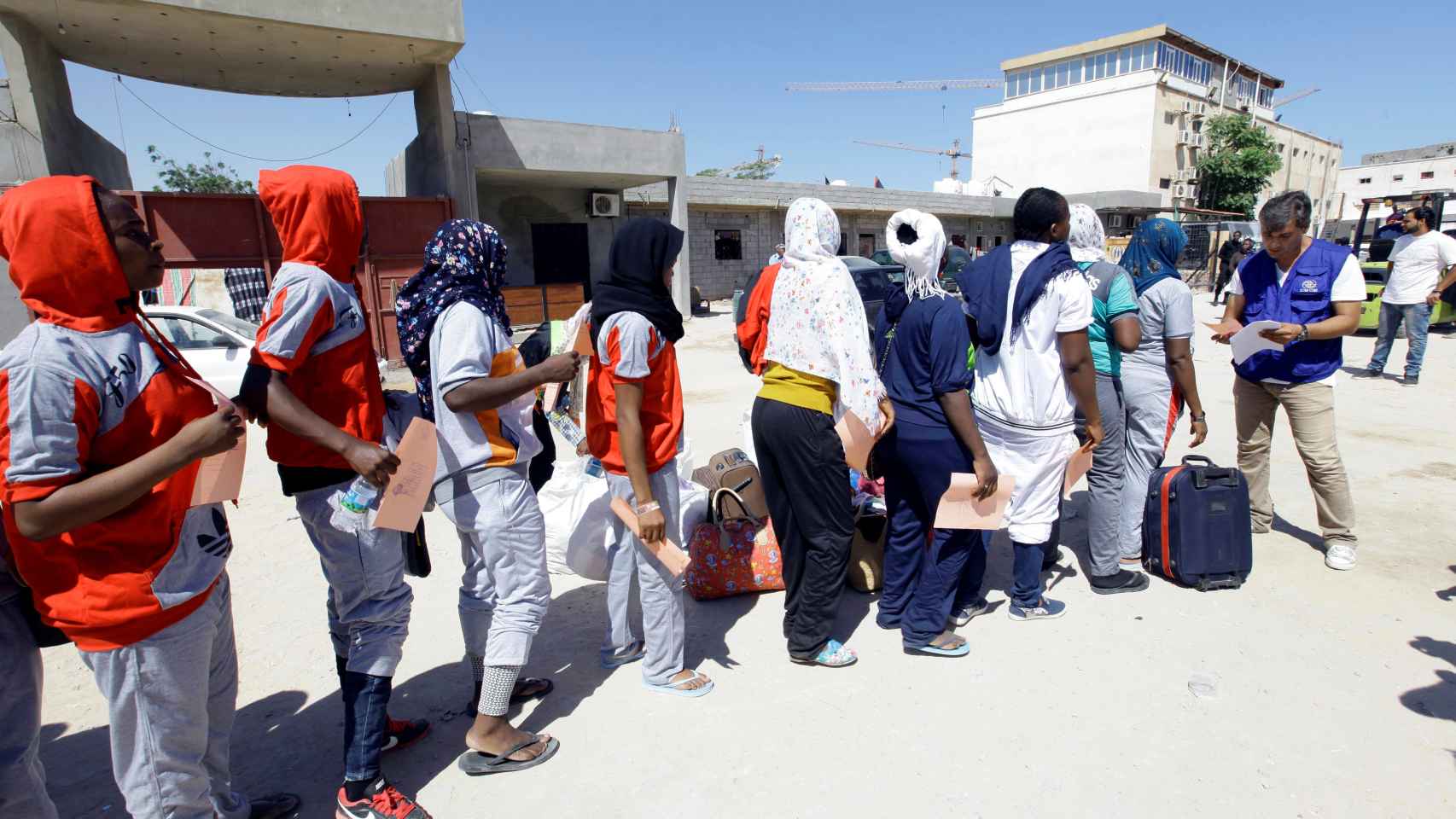 Inmigrantes en el centro de la Autoridad de Inmigración Anti-Ilegal en Trípoli.