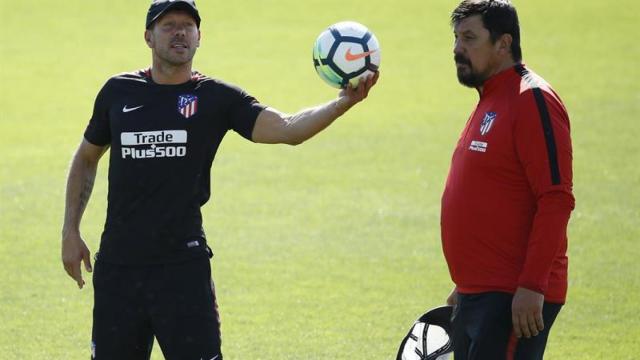 Simeone, en el entrenamiento previo al Girona, junto al Mono Burgos.