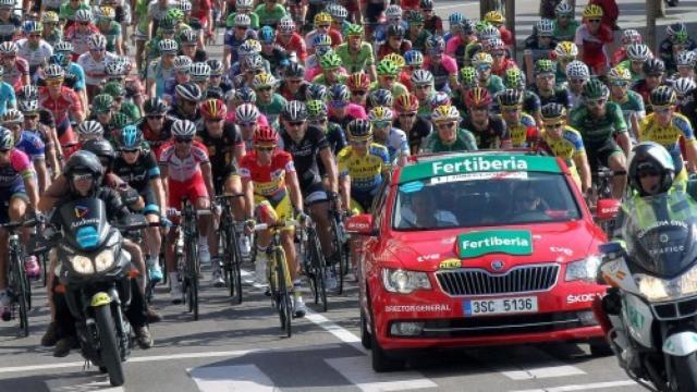 La Guarcia Civil escolta al pelotón en una etapa ciclista.