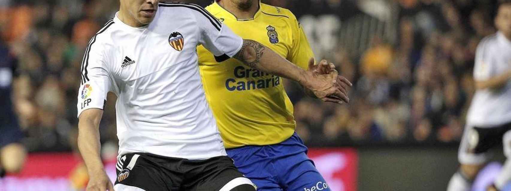 Rodrigo y David Simón disputa un balón en un Valencia - Las Palmas de la pasada temporada.