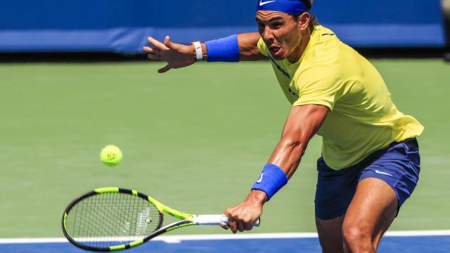 Nadal, voleando en su partido ante Ramos.