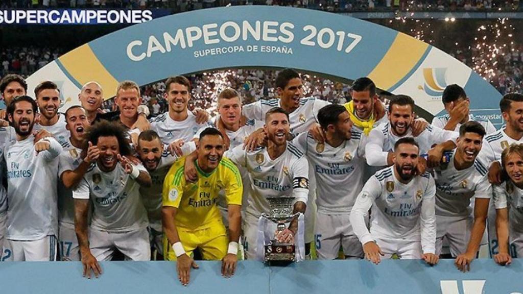 La plantilla del Madrid junto a la Supercopa