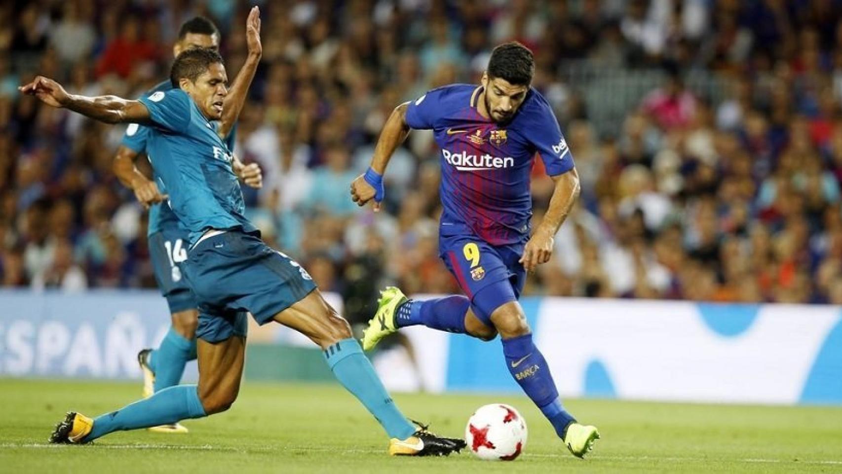 Luis Suárez contra Varane. Foto: fcbarcelona.es