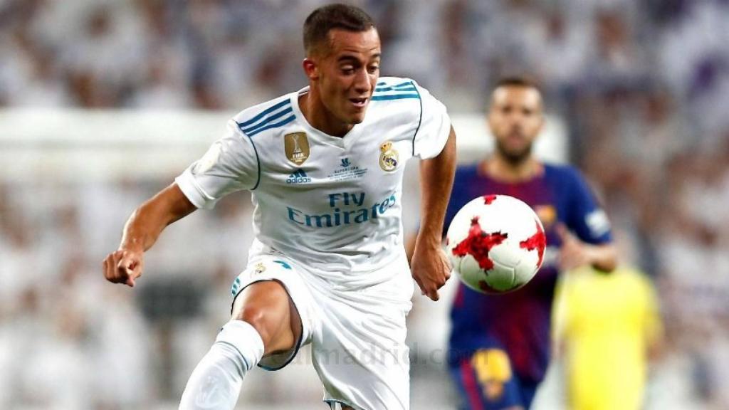 Lucas Vázquez controlando un balón