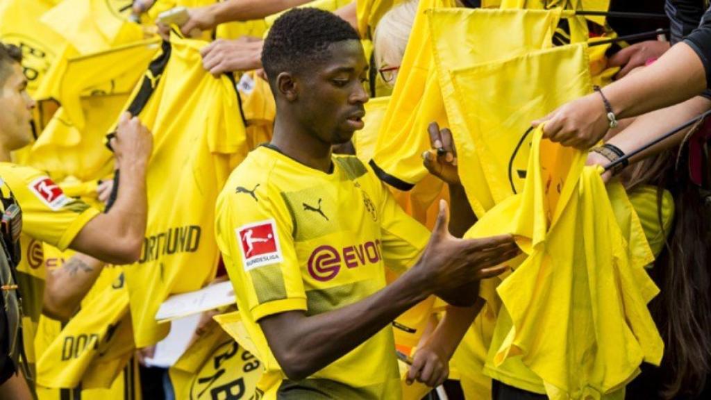 Dembélé firma autógrafos a los aficionados del Borussia. Foto bvb.de