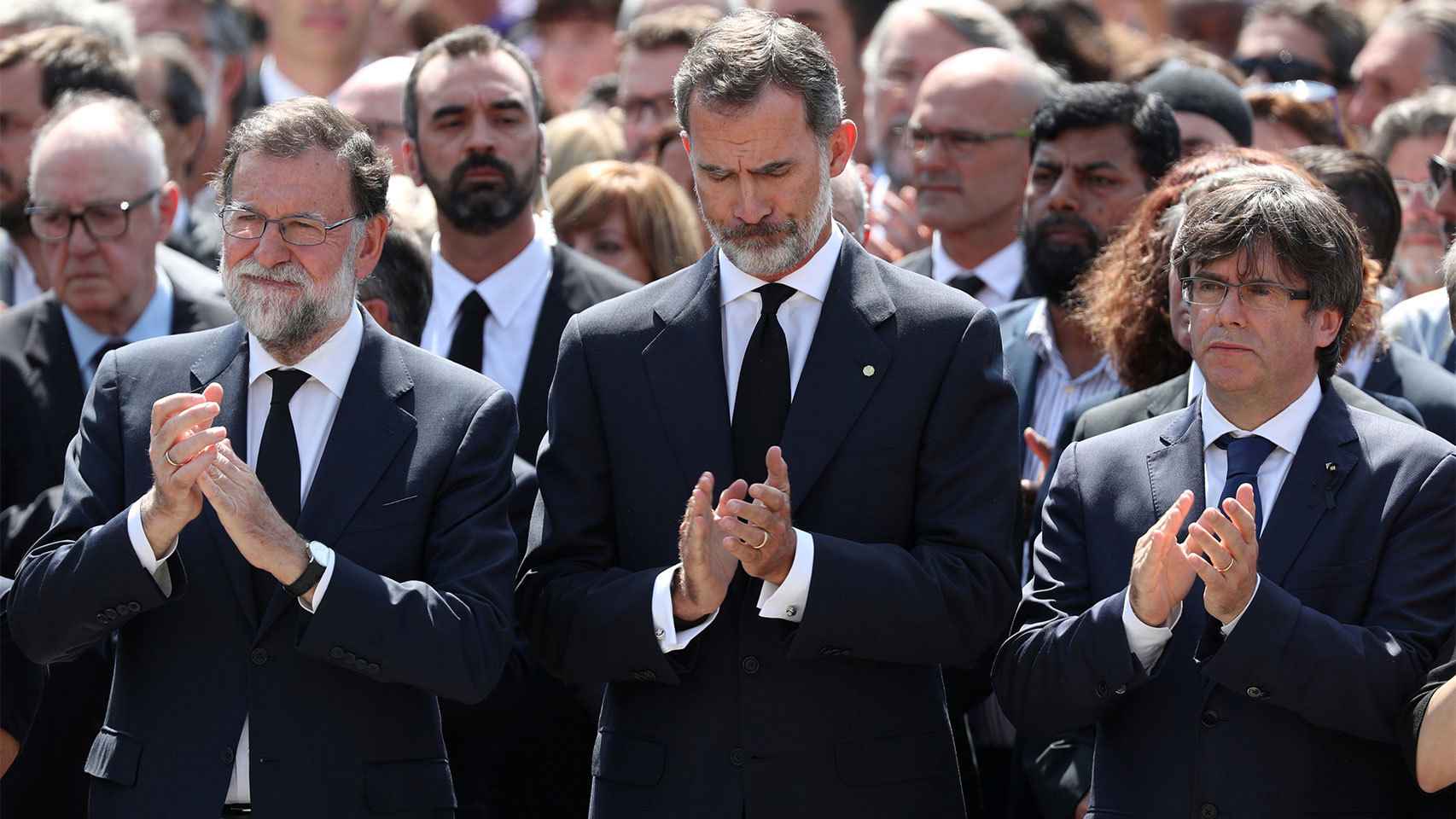 El minuto de silencio fue presidido por el Rey, acompañado de Rajoy y Puigdemont./ Sergio Perez (Reuters)