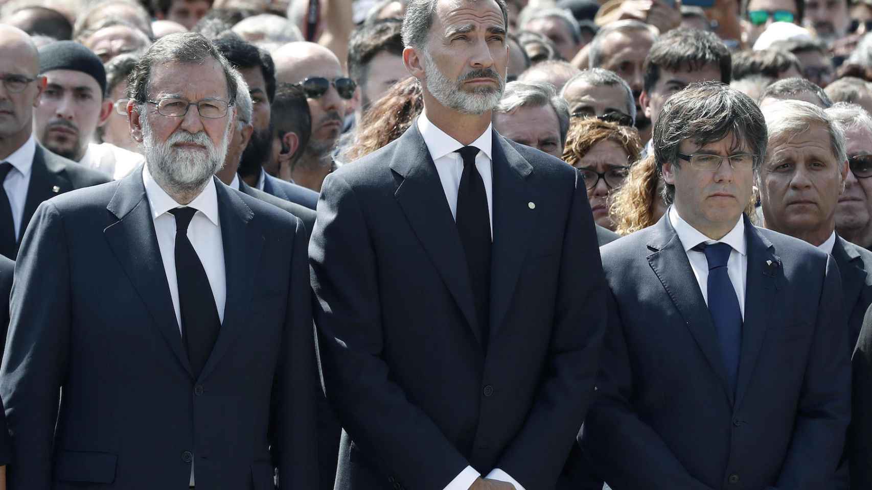 Rajoy y Puigdemont, separados por el rey, coinciden por primera vez en el minuto de silencio.