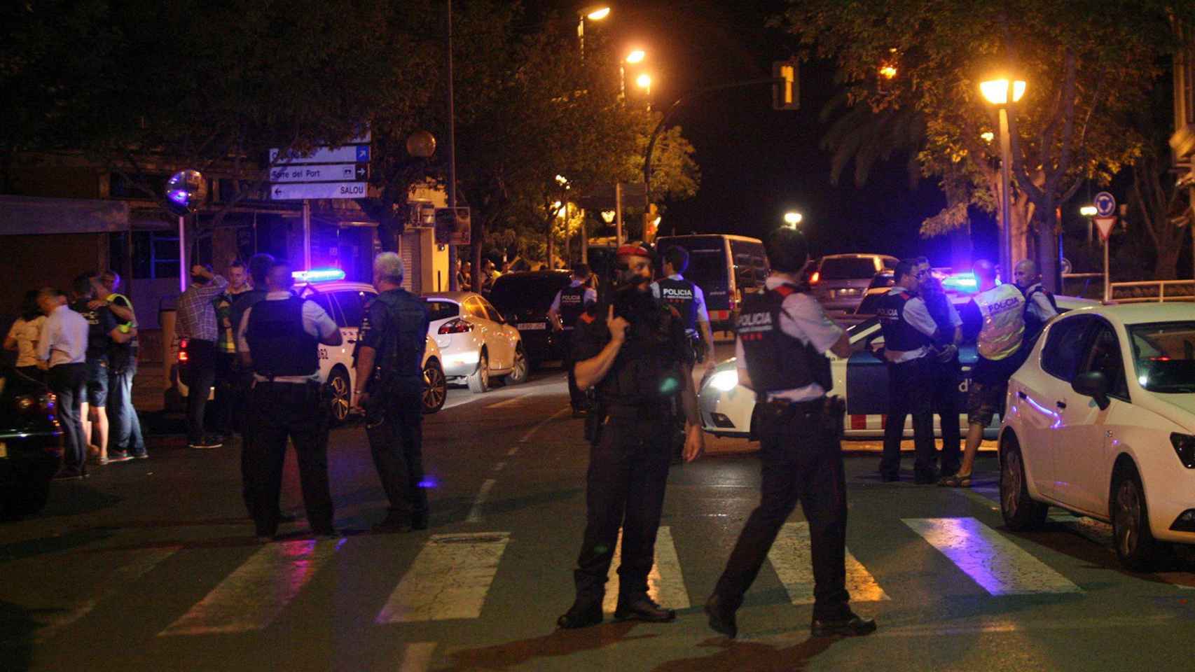 Las fuerzas de seguridad en Cambrils tras abatir a los cinco terroristas