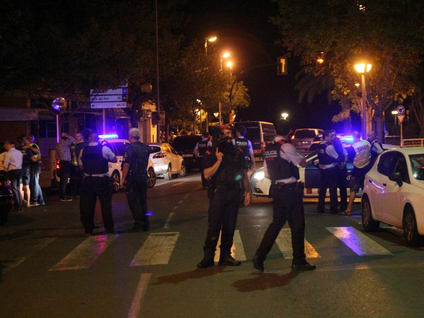 Las fuerzas de seguridad ayer en Cambrils tras abatir a los cinco terroristas