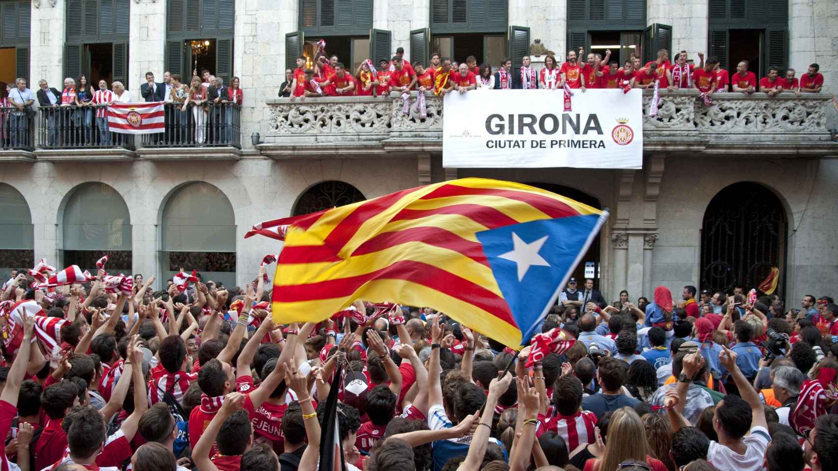 La afición del Girona FC celebra el ascenso frente al Ayuntamiento de la localidad.