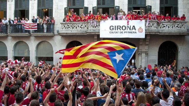 La afición del Girona FC celebra el ascenso del equipo frente al Ayuntamiento de la localidad.