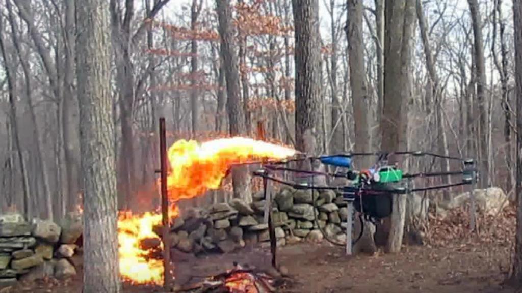 Un joven de 19 años trató de cocinar un pavo con dron equipado con un lanzallamas