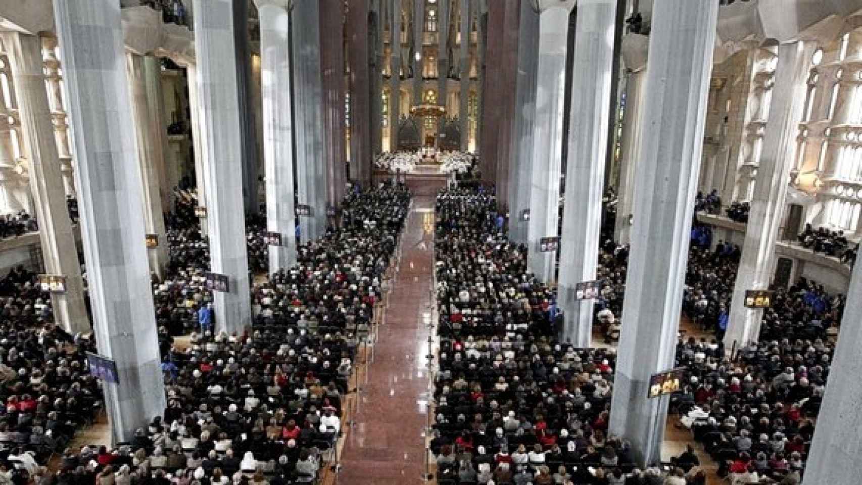 El interior de la Sagrada Familia, repleto, durante la celebración de una misa