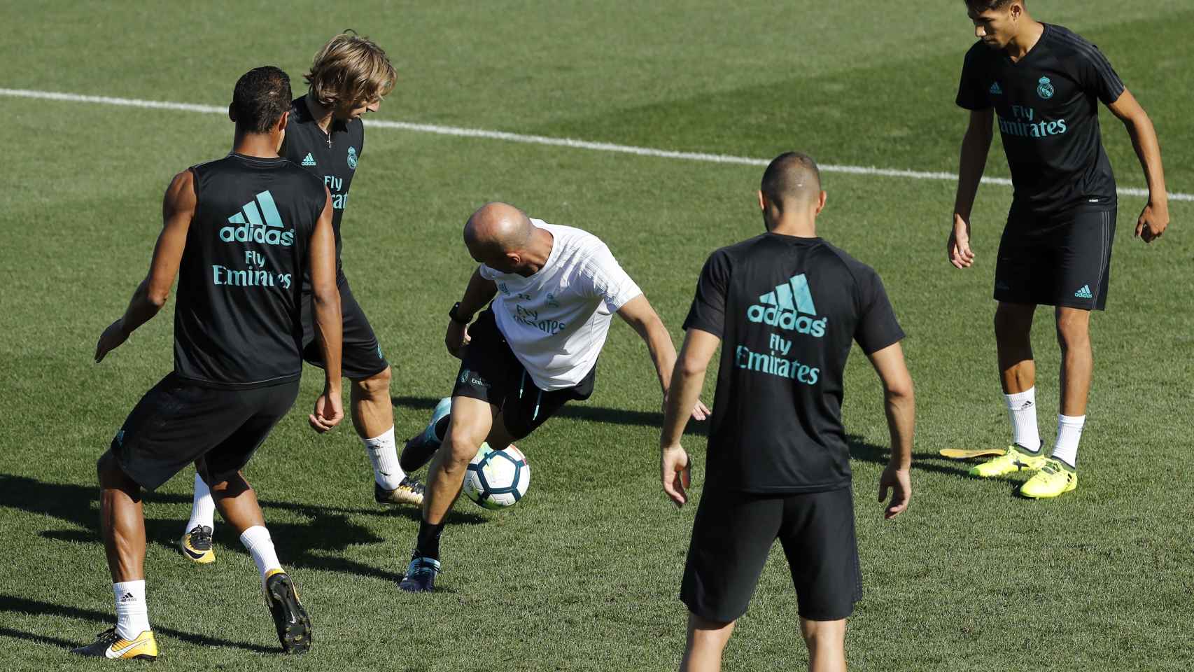Zidane, en un rondo con sus jugadores.