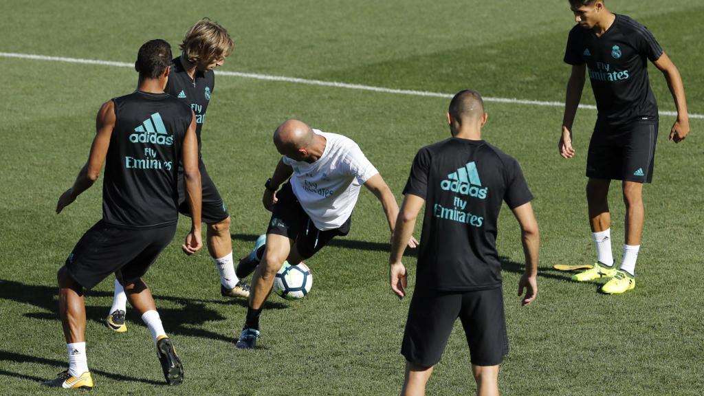 Zidane, en un rondo con sus jugadores.