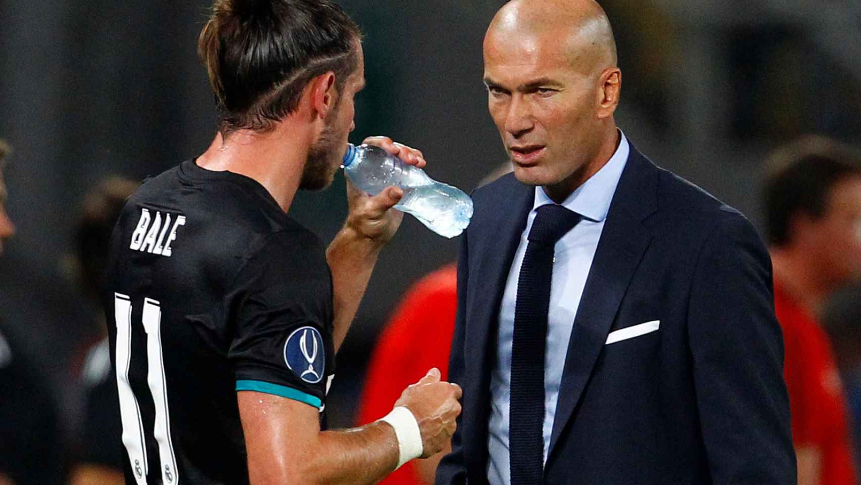 Bale junto a Zidane durante la Supercopa de Europa.