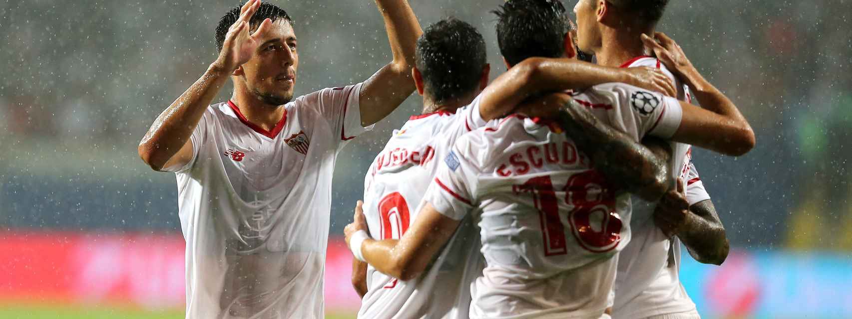 Jugadores del Sevilla celebran un gol en la previa de la Champions.