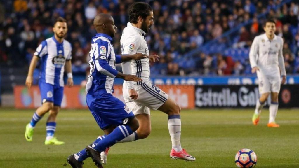 Isco conduciendo el balón en Riazor