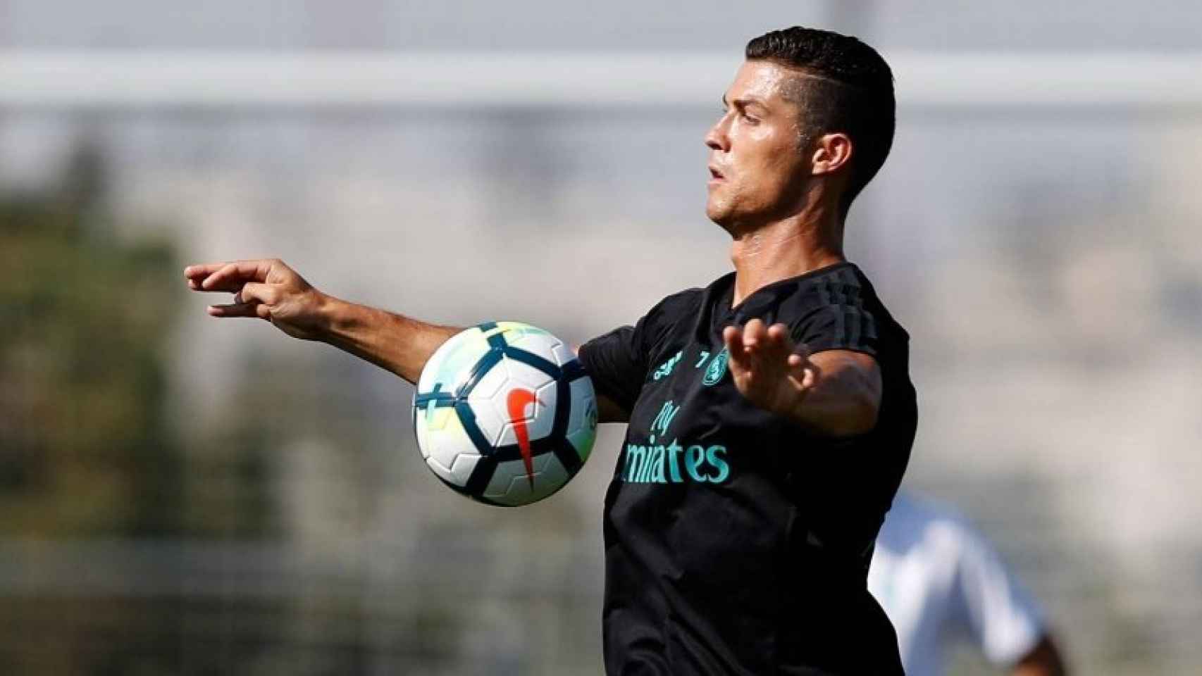 Cristiano Ronaldo controla un balón con el pecho