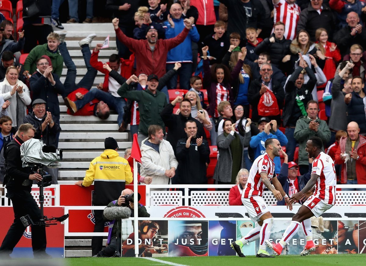 Jesé debuta con gol en el Stoke y dos aficionados lo celebran ¡rodando por las escaleras!