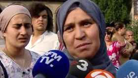 La madre de Younes Aboyaaqoub atendiendo a los periodistas hoy en Ripoll.