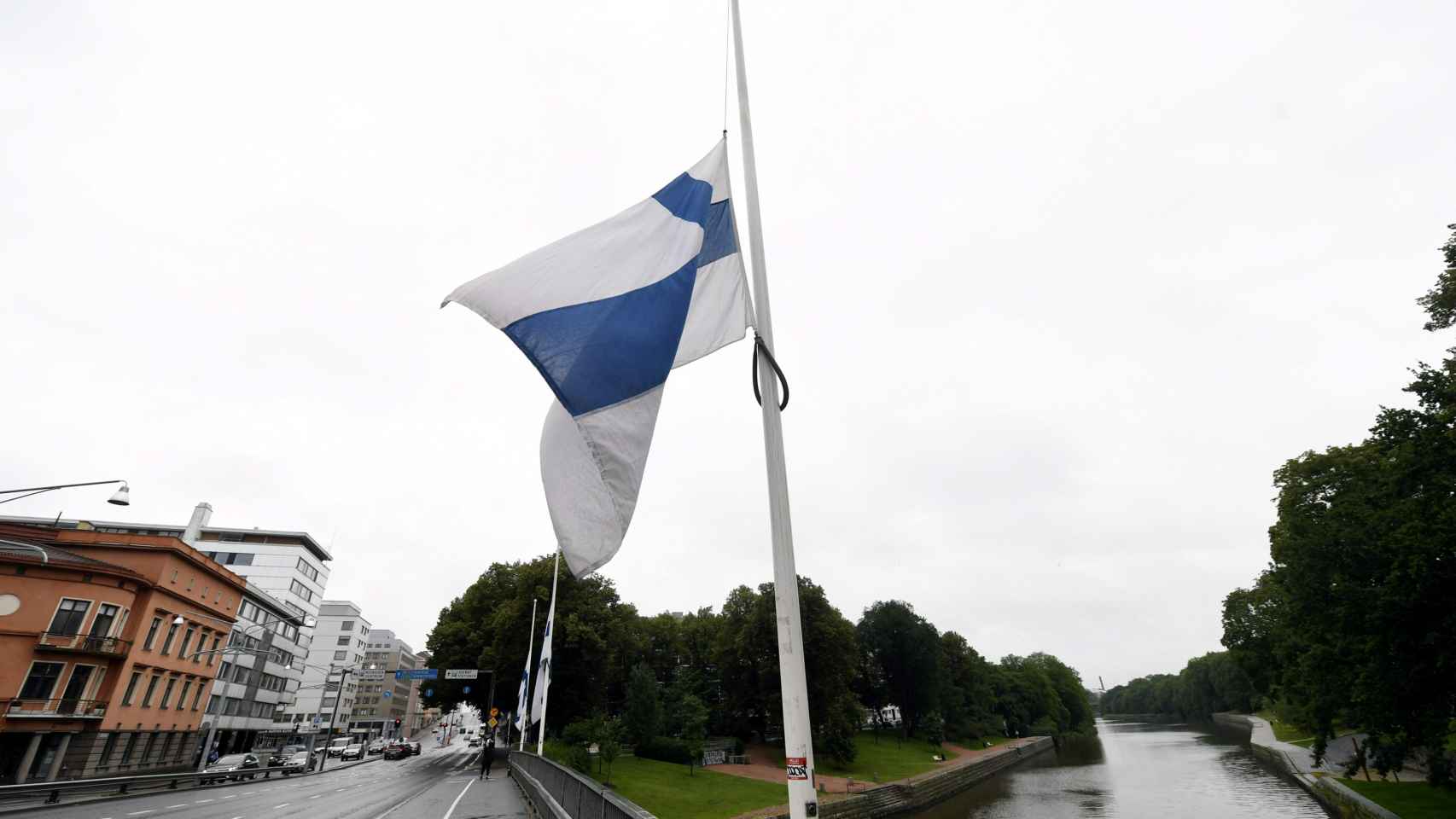 La bandera finlandesa ondea hoy a media asta.