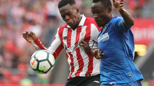 Iñaki Williams disputa un balón con el defensa del Getafe Djene Dakonam durante el partido.