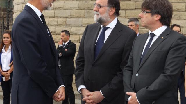 El rey Felipe VI junto a Rajoy y Puigdemont.