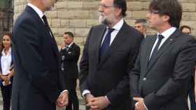 El rey Felipe VI junto a Rajoy y Puigdemont.