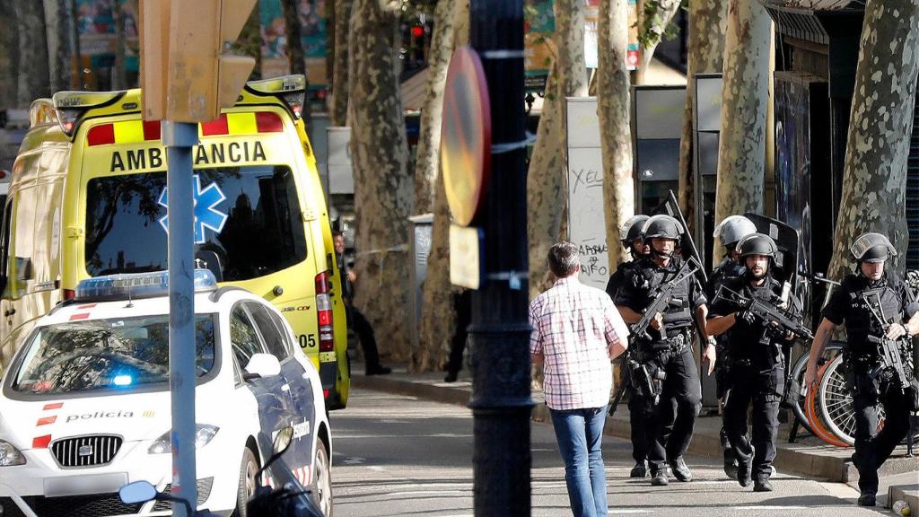 Prisa y morbo por delante del rigor: las teles patinan con el atentado de Barcelona