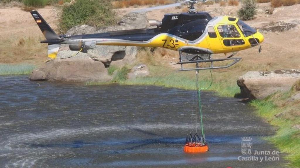 Un helicóptero de extinción de incendios tomando agua