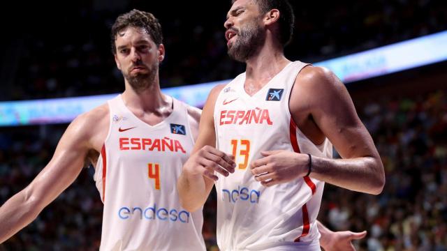 Pau y Marc Gasol, durante el partido amistoso.