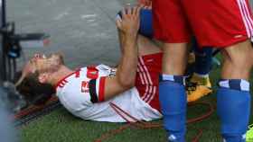 Nicolai Müller, en el suelo tras producirse la lesión.