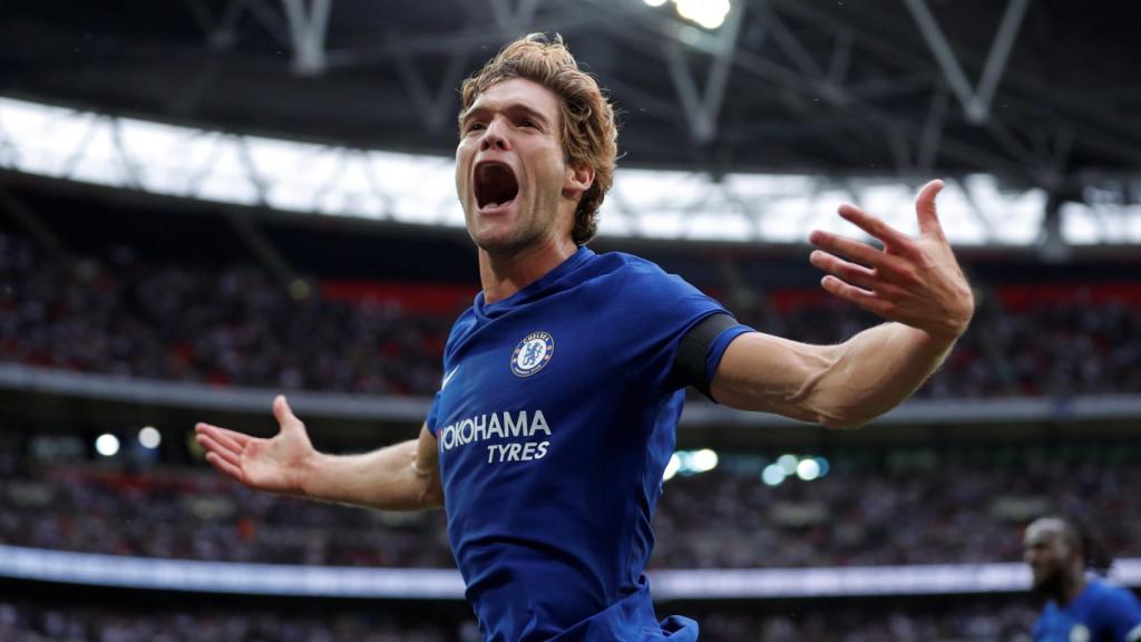 Marcos Alonso celebra su segundo gol con el Chelsea.