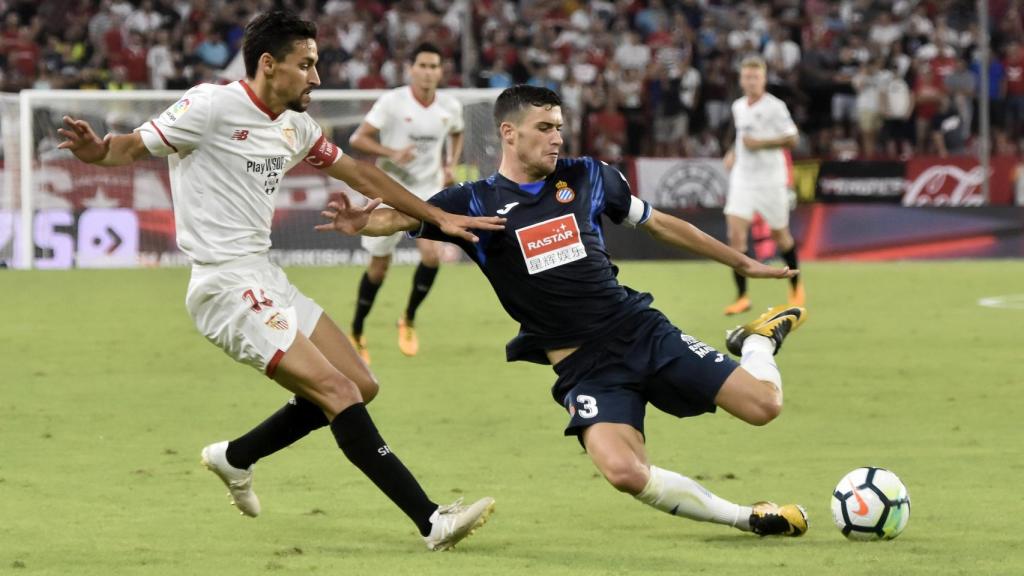 Navas y Martín pelean por un balón.