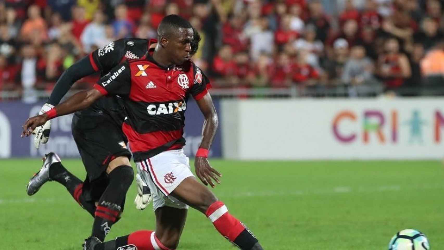 Vinicius ante Atlético Goianiense. Foto: Twitter (@Flamengo)