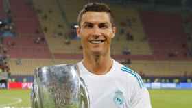 Cristiano Ronaldo posa con la Supercopa de Europa.