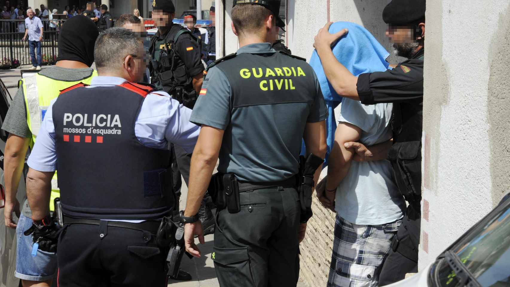 Mossos y guardias civiles, durante la detención de uno de los implicados en los atentados de Barcelona.