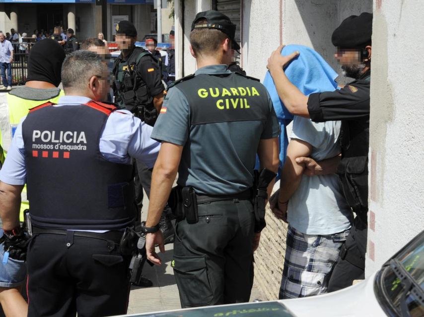 Mossos y guardias civiles, durante la detención de uno de los implicados en los atentados de Barcelona.